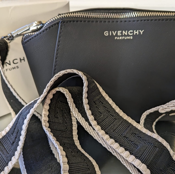 Givenchy pouch - Picture 8 of 16